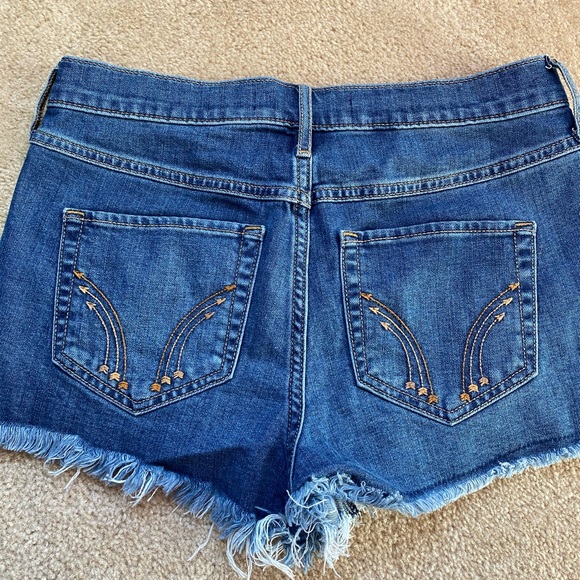 ⭐️SOLD⭐️Hollister jean shorts - Picture 3 of 4